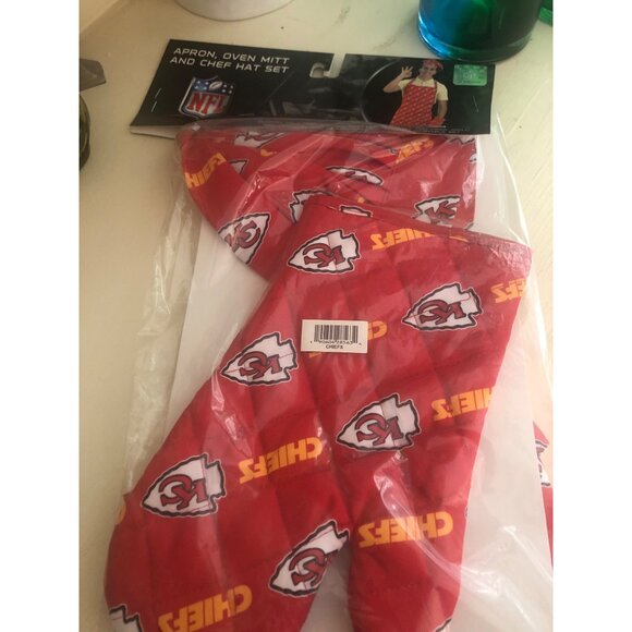 NFL Official Kansas City Chiefs Kitchen Set Apron, Oven Mitt, & Chef Hat - Picture 2 of 9